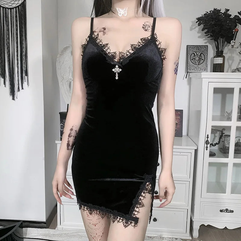 Vestido mini negro gótico con breteles y abertura