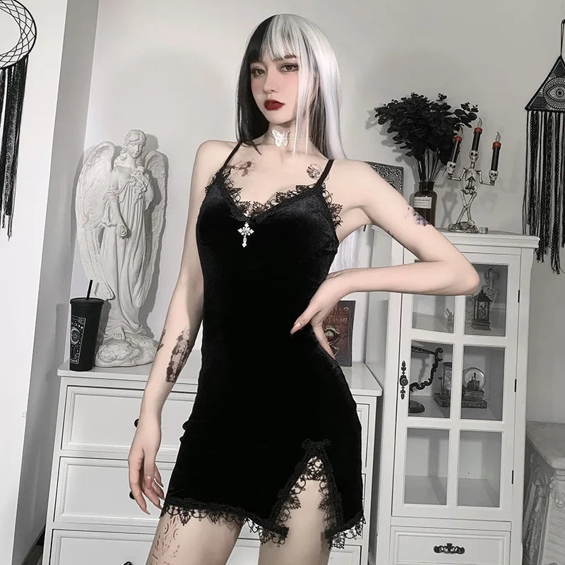 Vestido mini negro gótico con breteles y abertura