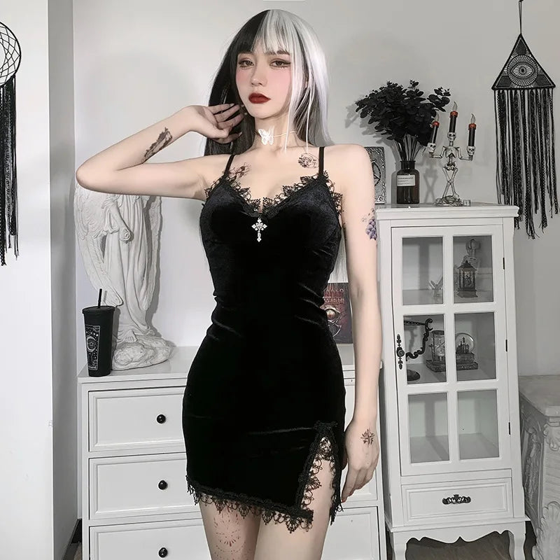 Vestido mini negro gótico con breteles y abertura