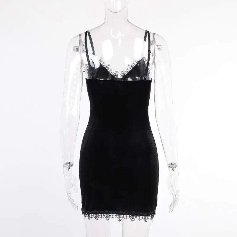 Vestido mini negro gótico con breteles y abertura