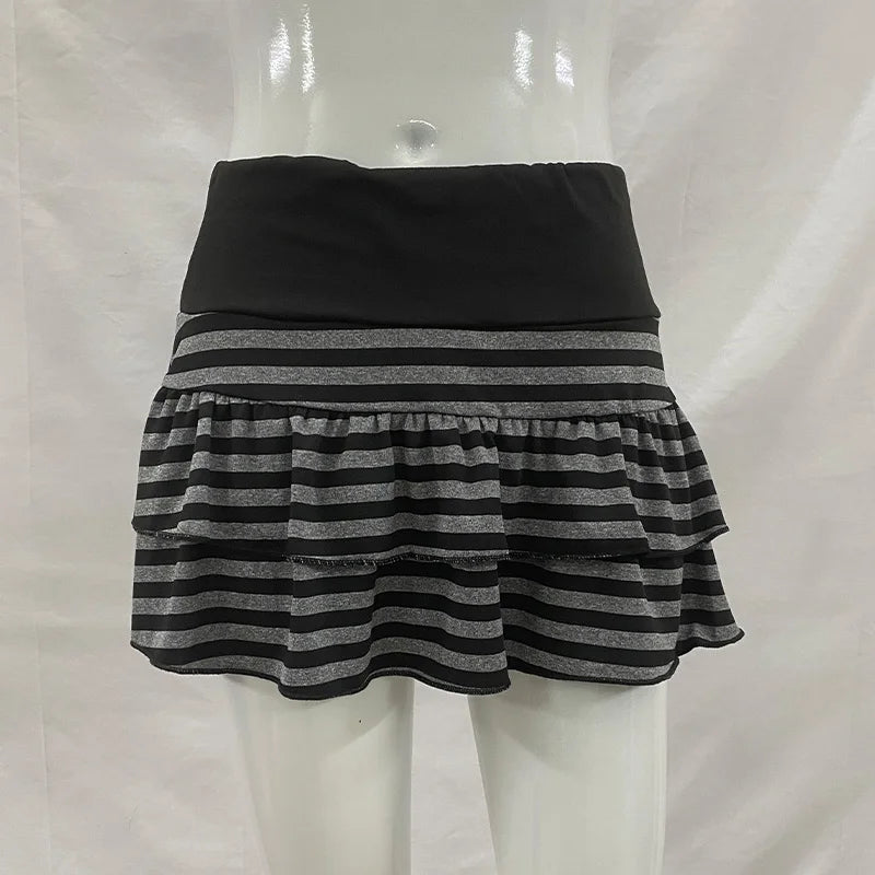 Pollera mini rayada con volados estilo grunge
