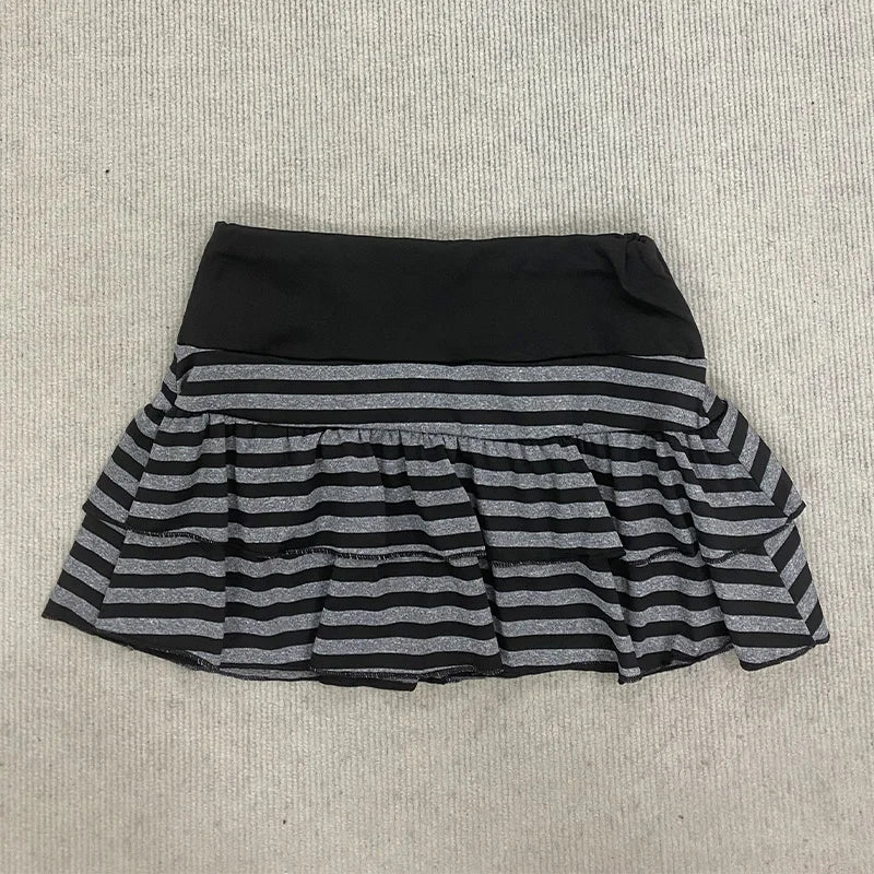 Pollera mini rayada con volados estilo grunge