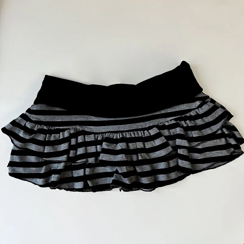 Pollera mini rayada con volados estilo grunge