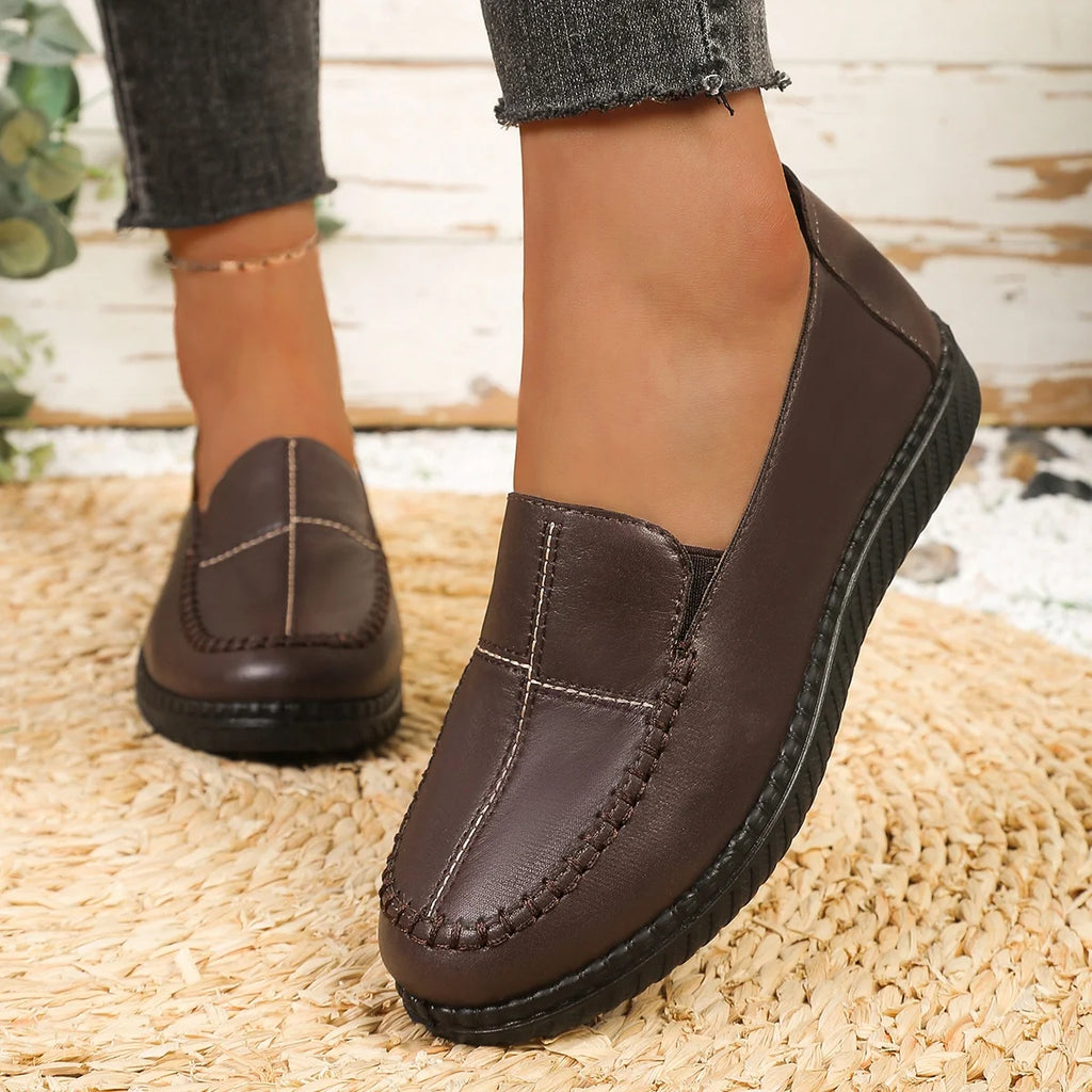 Mocasines de mujer con relieve floral