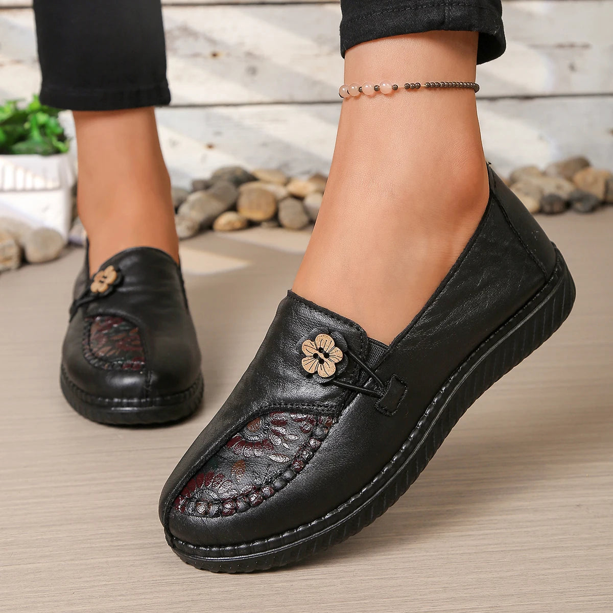Mocasines de mujer con relieve floral
