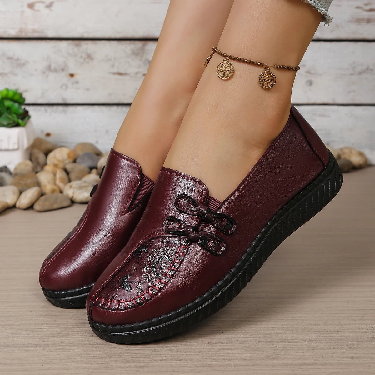 Mocasines de mujer con relieve floral