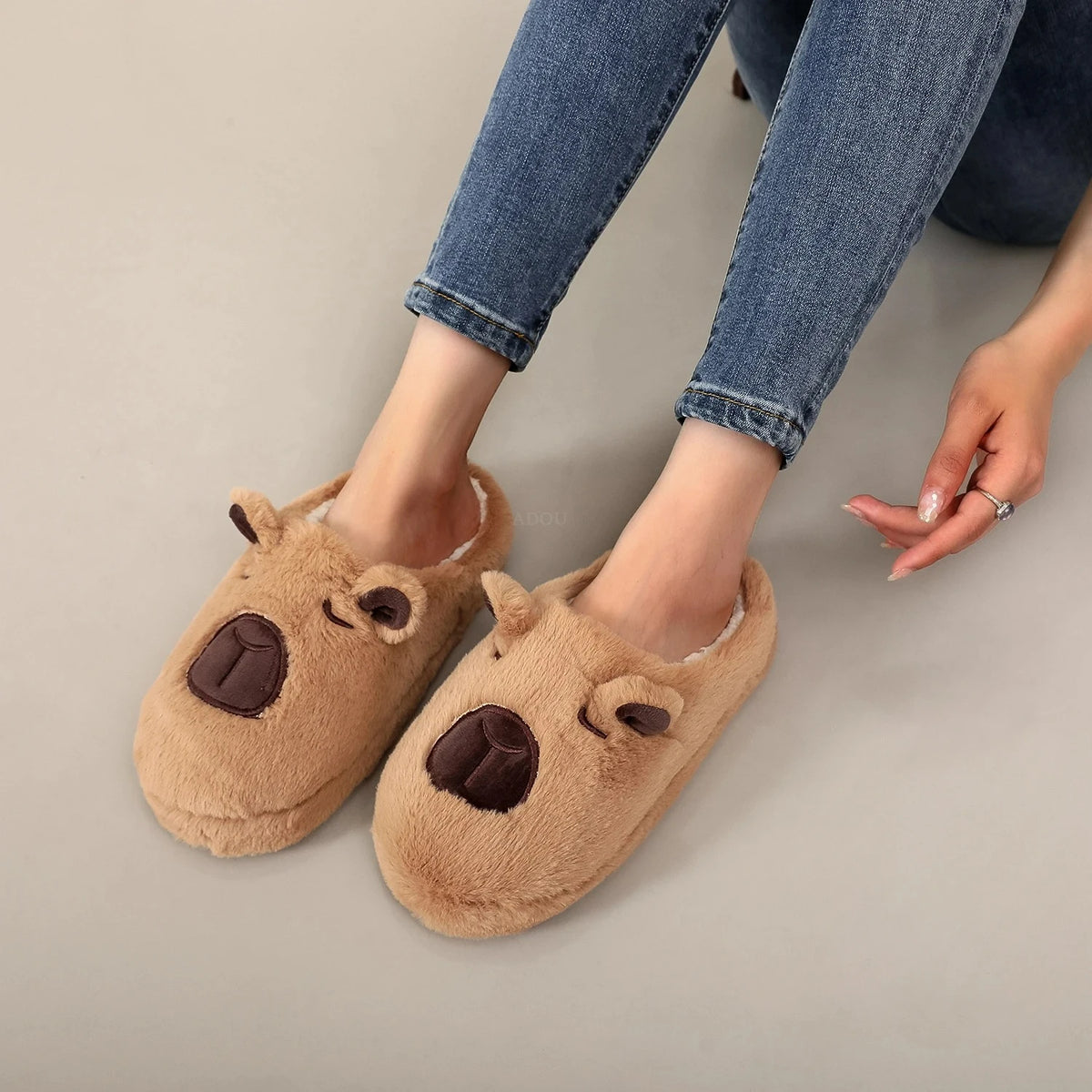 Pantuflas Capibara de Peluche Marrón