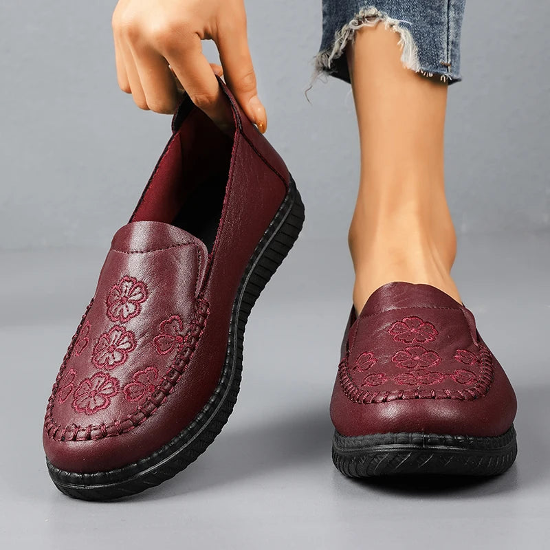 Mocasines de mujer con relieve floral