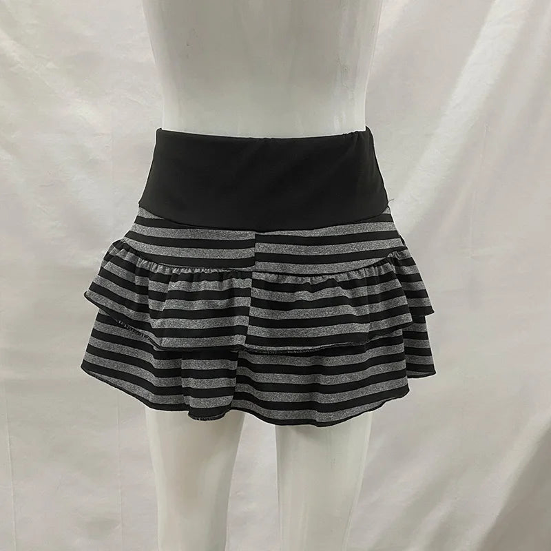 Pollera mini rayada con volados estilo grunge