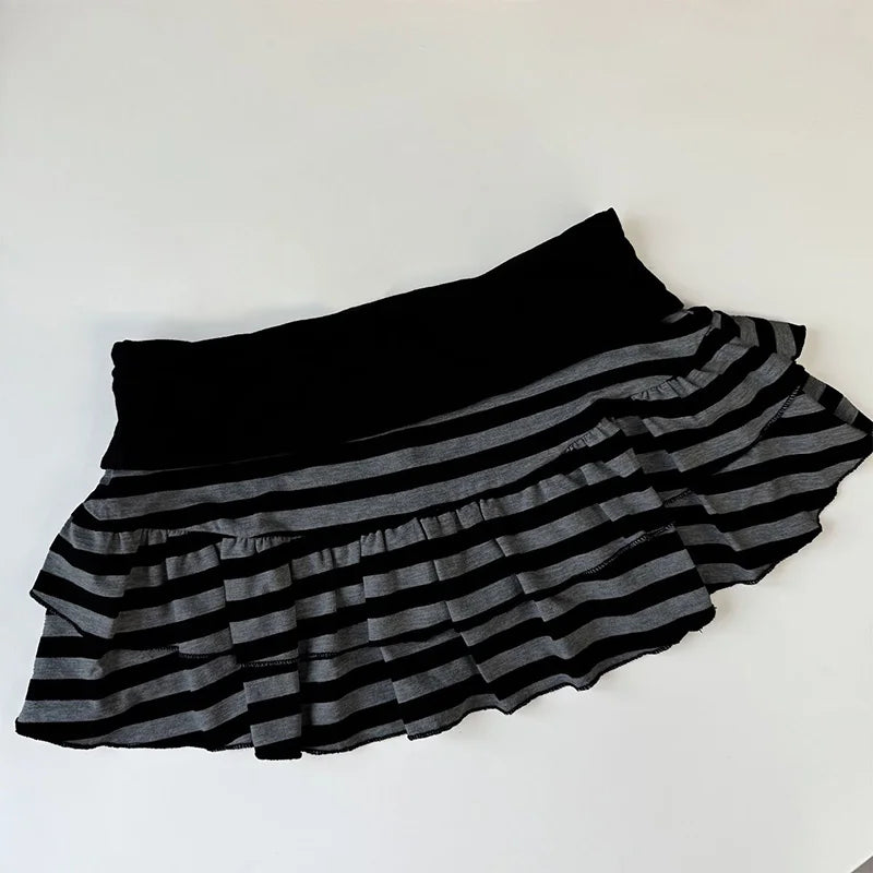 Pollera mini rayada con volados estilo grunge