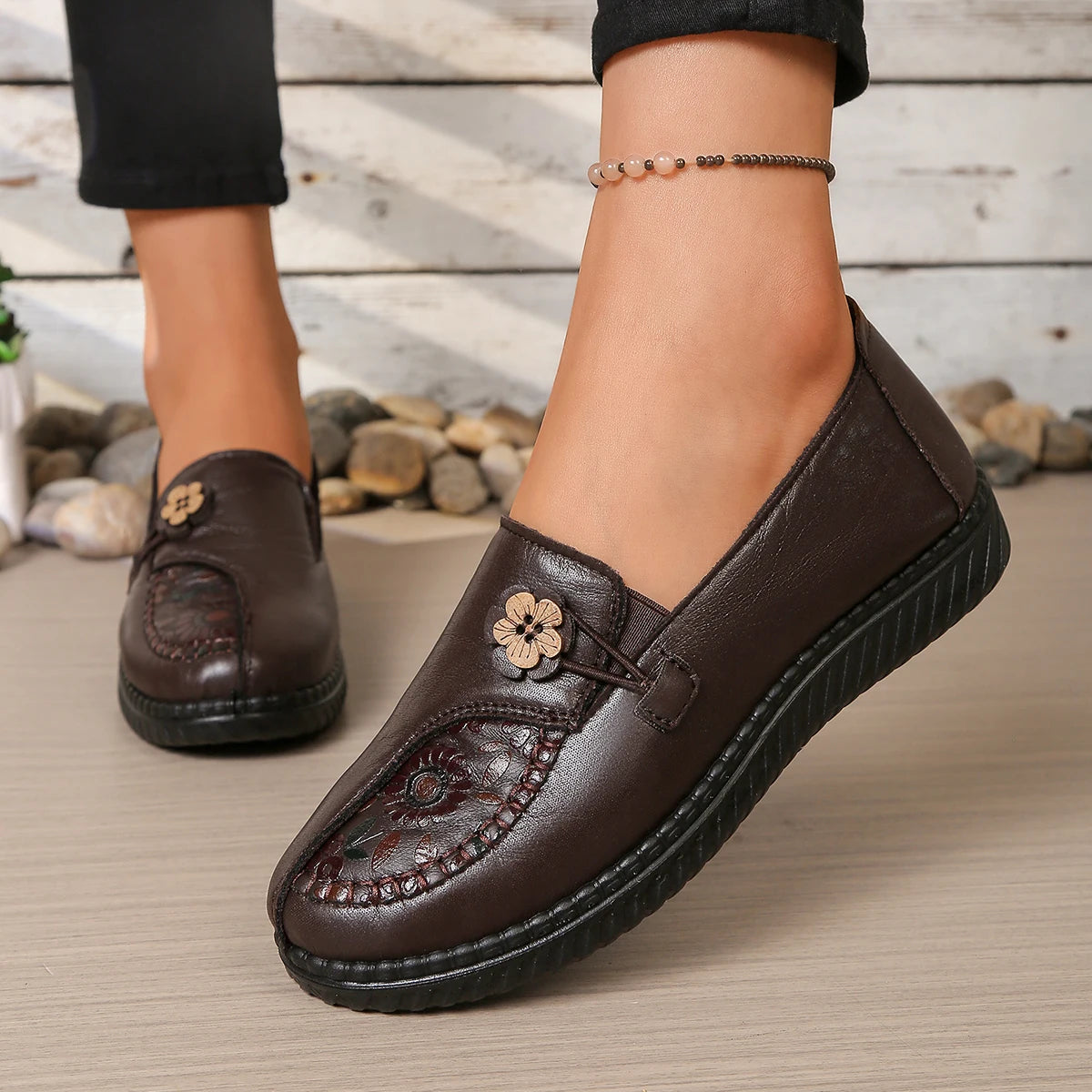 Mocasines de mujer con relieve floral