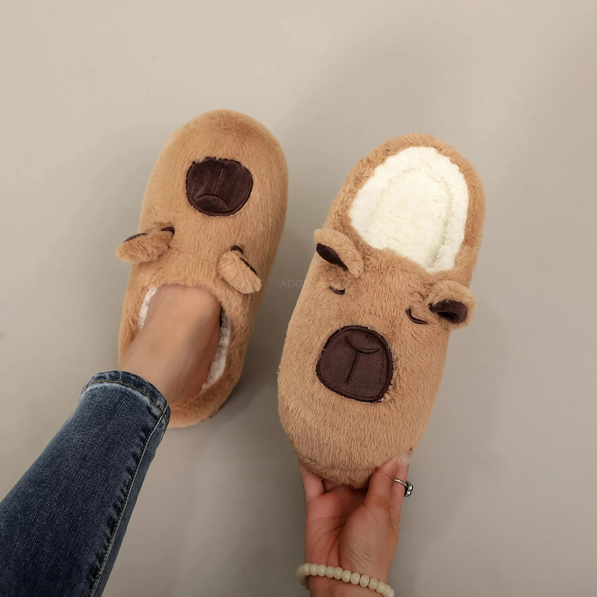 Pantuflas Capibara de Peluche Marrón
