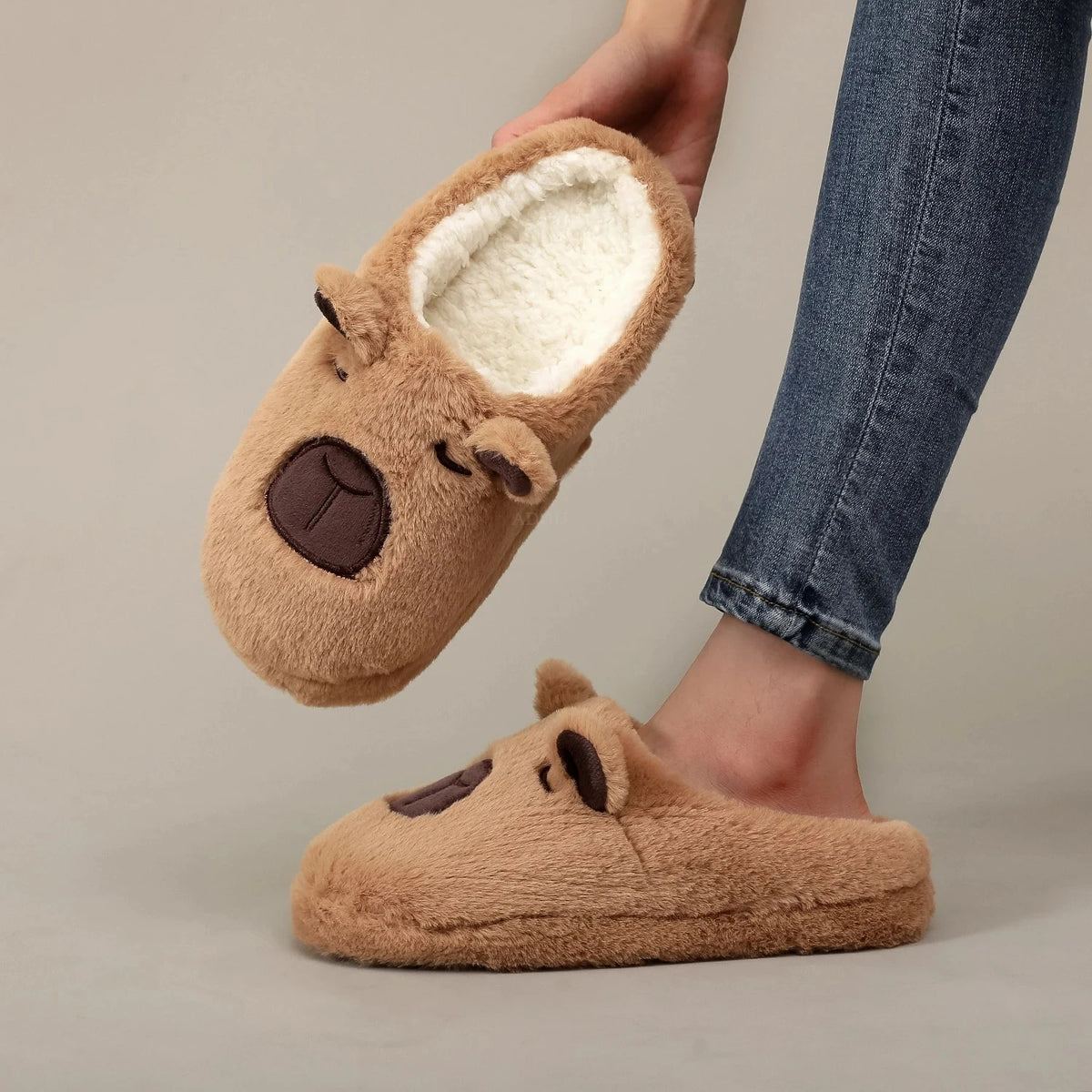 Pantuflas Capibara de Peluche Marrón
