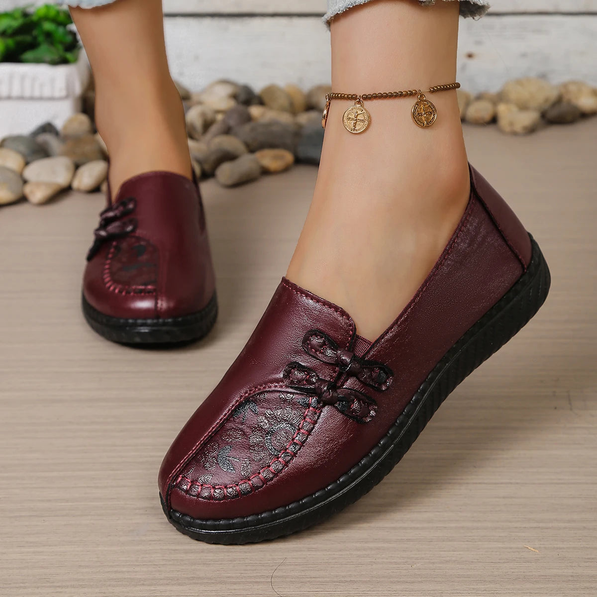 Mocasines de mujer con relieve floral