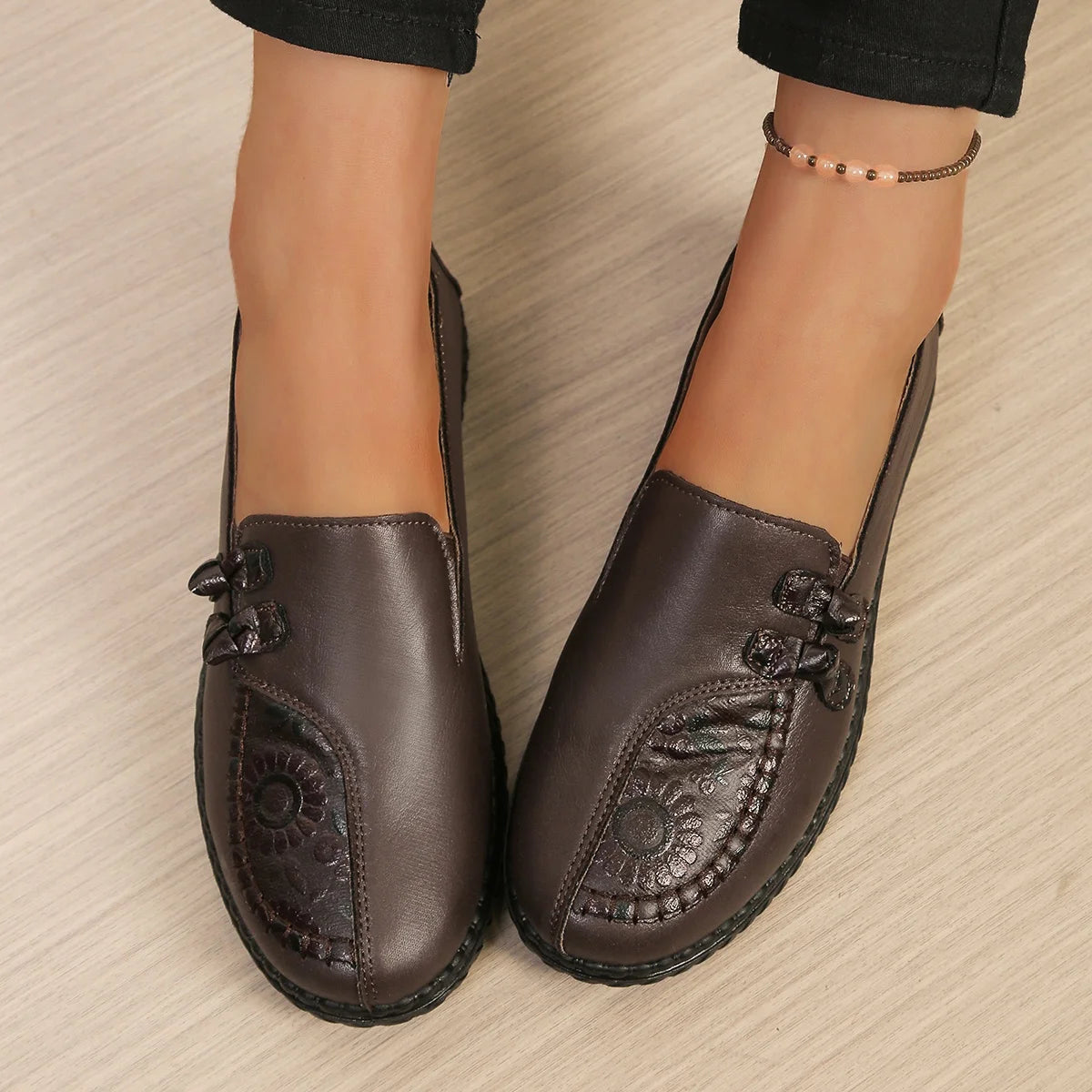 Mocasines de mujer con relieve floral